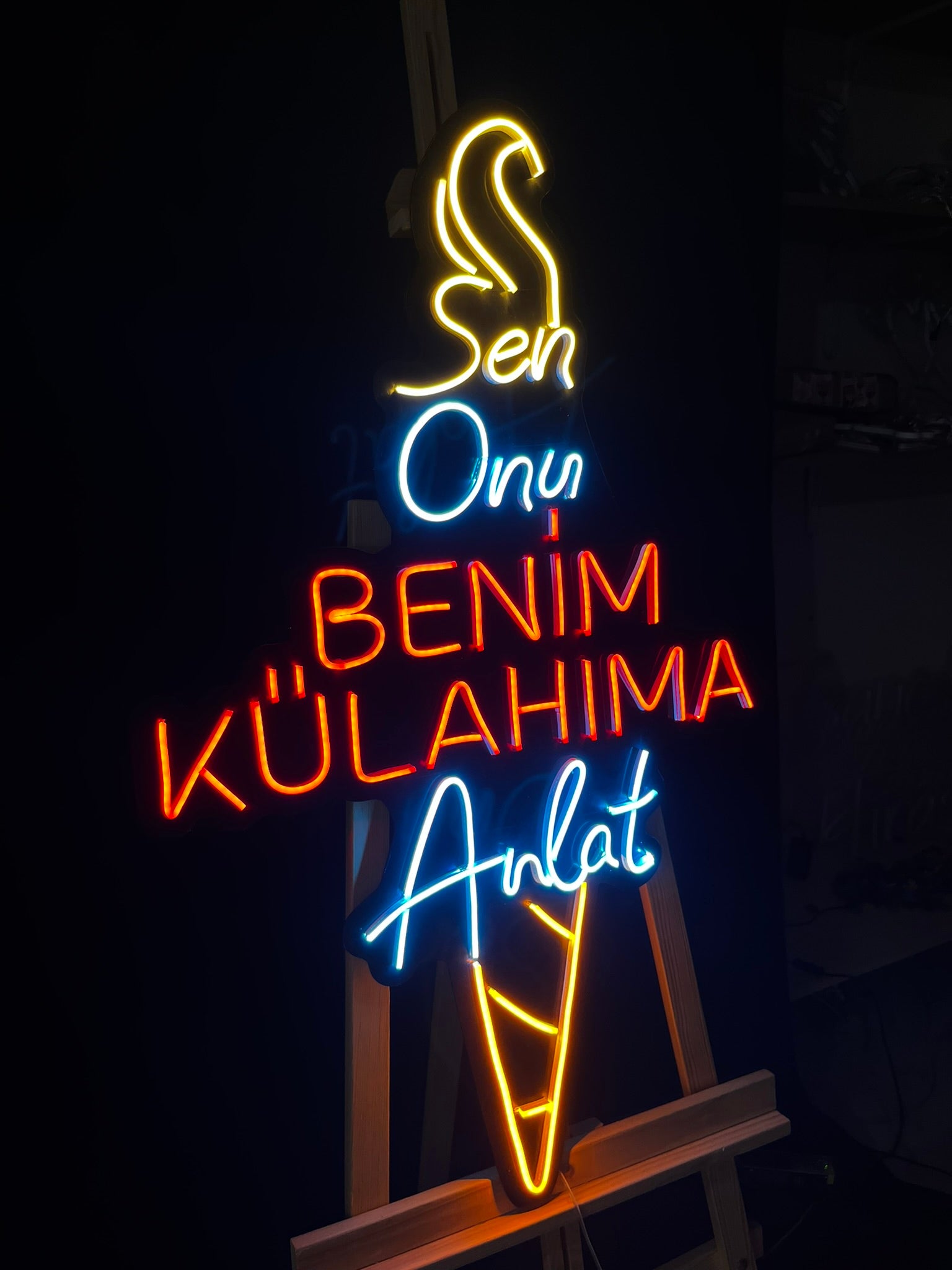 Vinyuup Sen Onu Benim Külahıma Anlat - Dekoratif Neon Led Yazı Tabela
