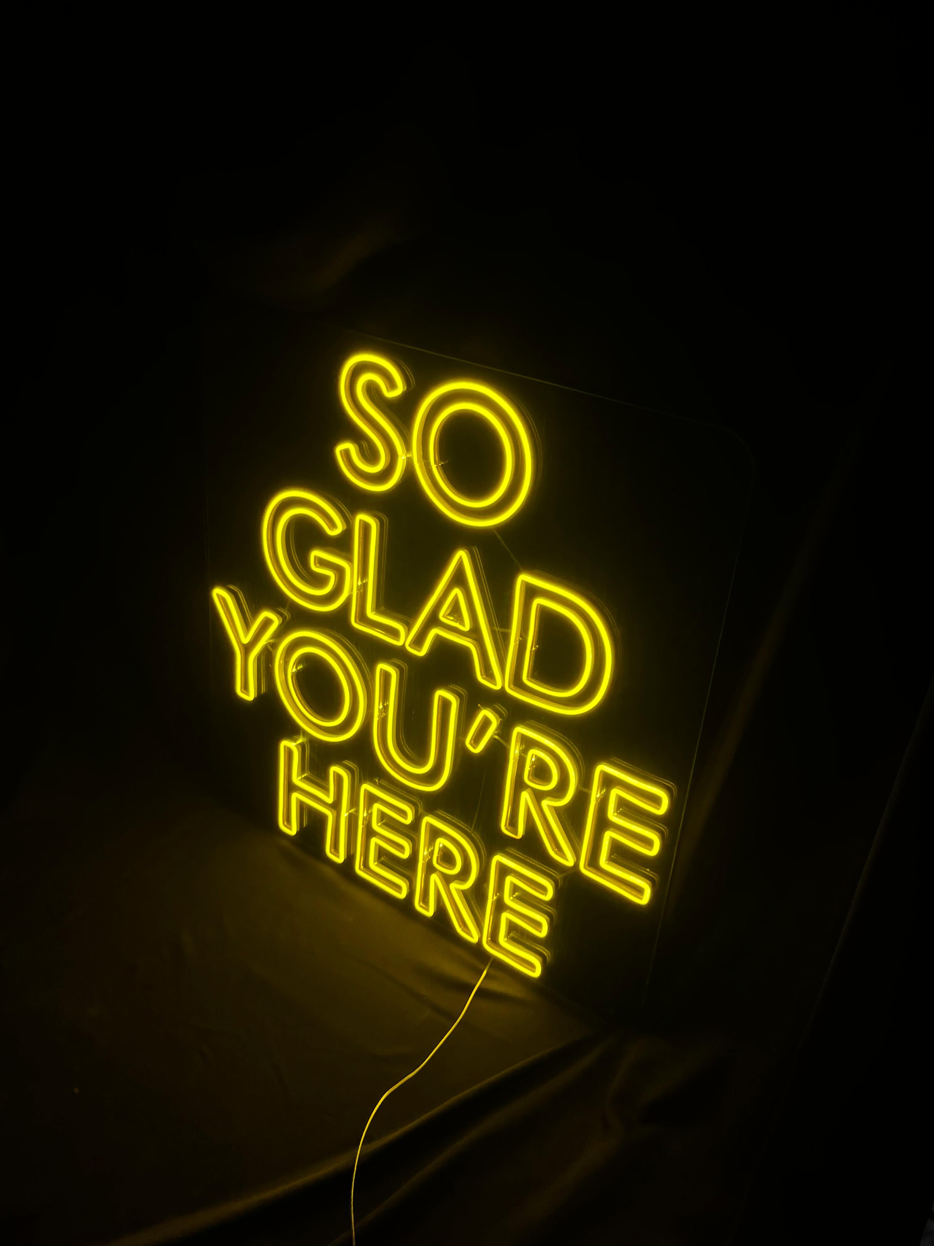 Vinyuup So Glad You're Here - Dekoratif Neon Led Yazı Tabela