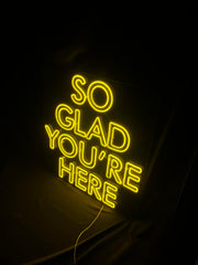 Vinyuup So Glad You're Here - Dekoratif Neon Led Yazı Tabela