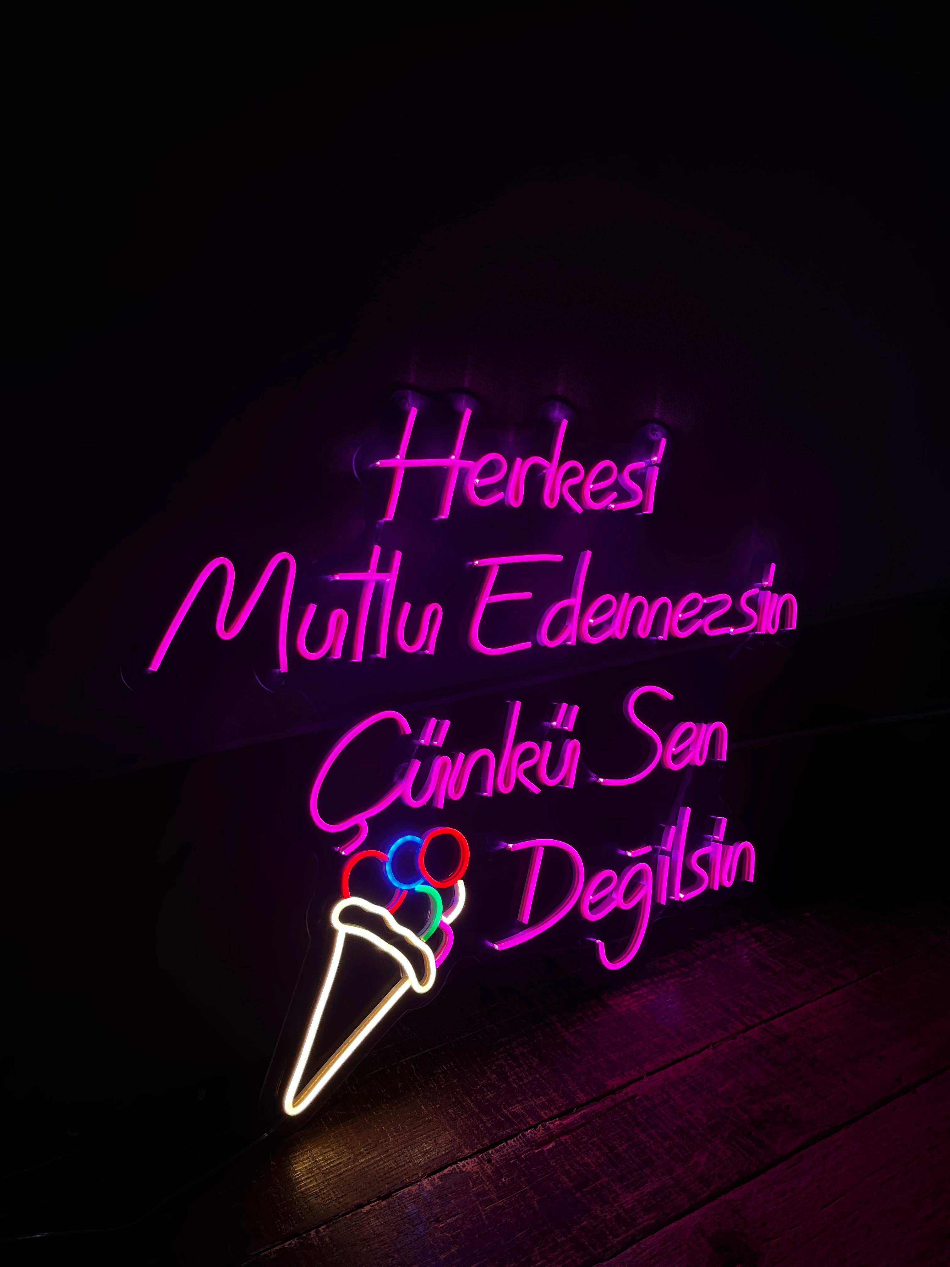 Vinyuup Herkesi Mutlu Edemezsin Çünkü Sen Dondurma Değilsin - Dekoratif Neon Led Yazı Tabela