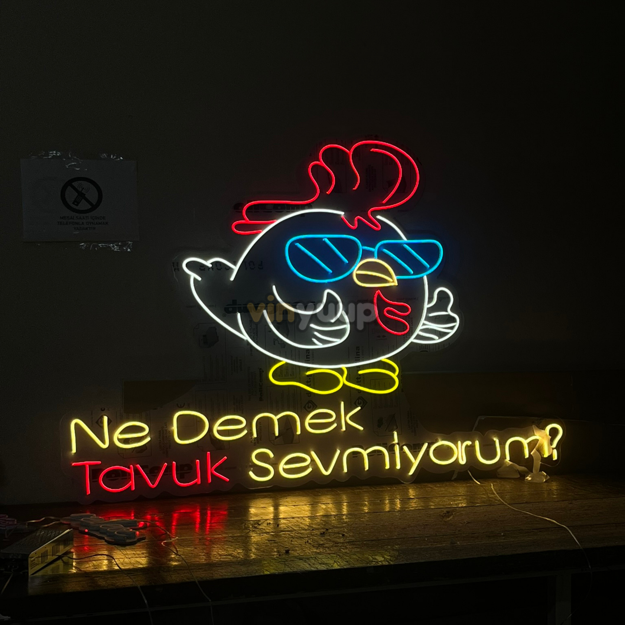 Vinyuup Ne Demek Tavuk Sevmiyorum - Dekoratif Neon Led Yazı Tabela