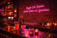 Vinyuup Bugün Çok Güzelsin Çünkü Şehrin En iyisindesin - Dekoratif Neon Led Yazı Tabela