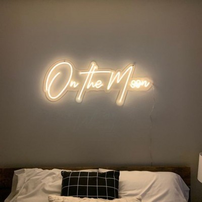 On The Moon Yazısı Neon Led Işıklı Tablo