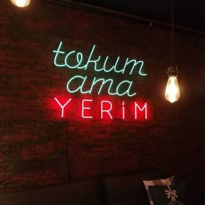 Tokum Ama Yerim Yazılı Neon Led Işıklı Tablo